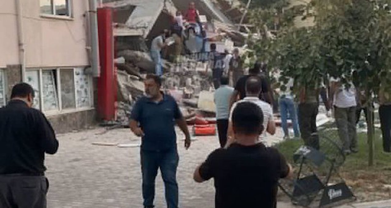 Balıkesir’den ilk görüntüler geldi! Yıkılan binaların olduğu bildiriliyor