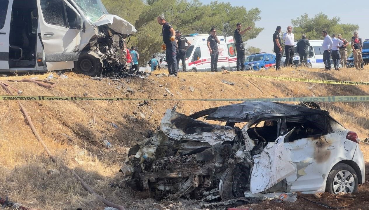 Ceylanpınar’da feci kaza: Bir ölü, 14 yaralı