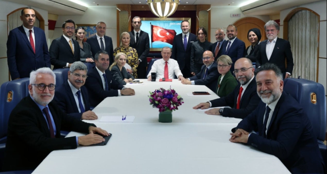 Medya ombudsmanından müthiş iddia: Uçaktaki sorular önceden mi gitti?