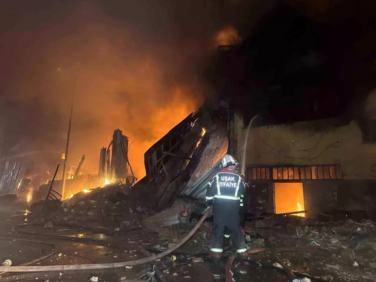 Uşak’ta Tekstil Deposunda Yangın Kontrol Altına Alındı