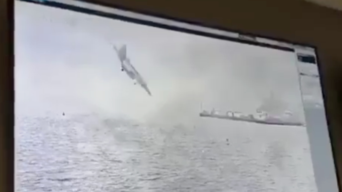 ABD savaş uçağının Güney Çin Denizi’ne çakılma anları