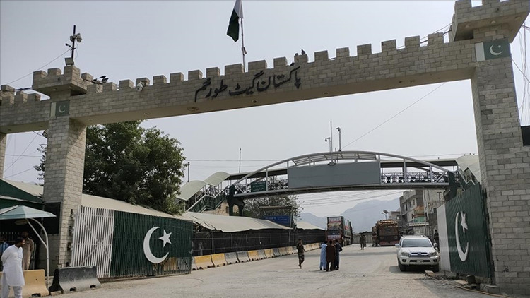 Çatışma çıkınca sınır kapatıldı: Tırlar kapıda kaldı