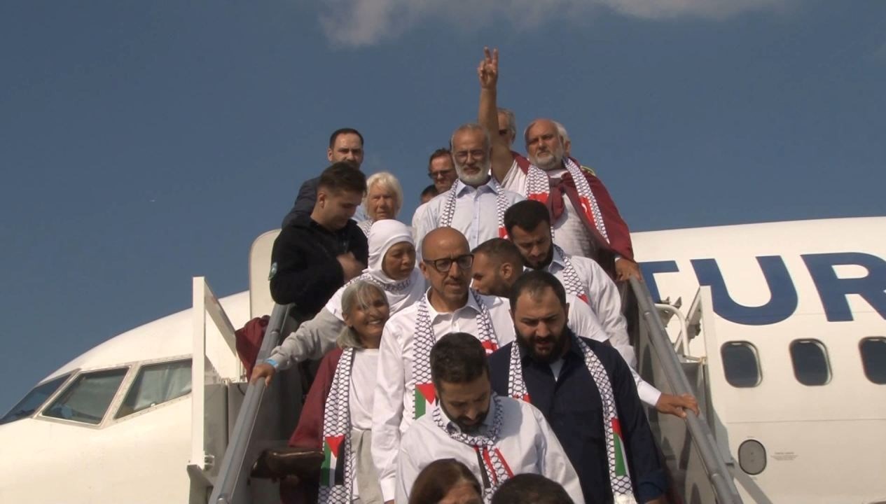 İsrail’in alıkoyduğu 18’i Türk 94 aktivist Türkiye’ye getirildi