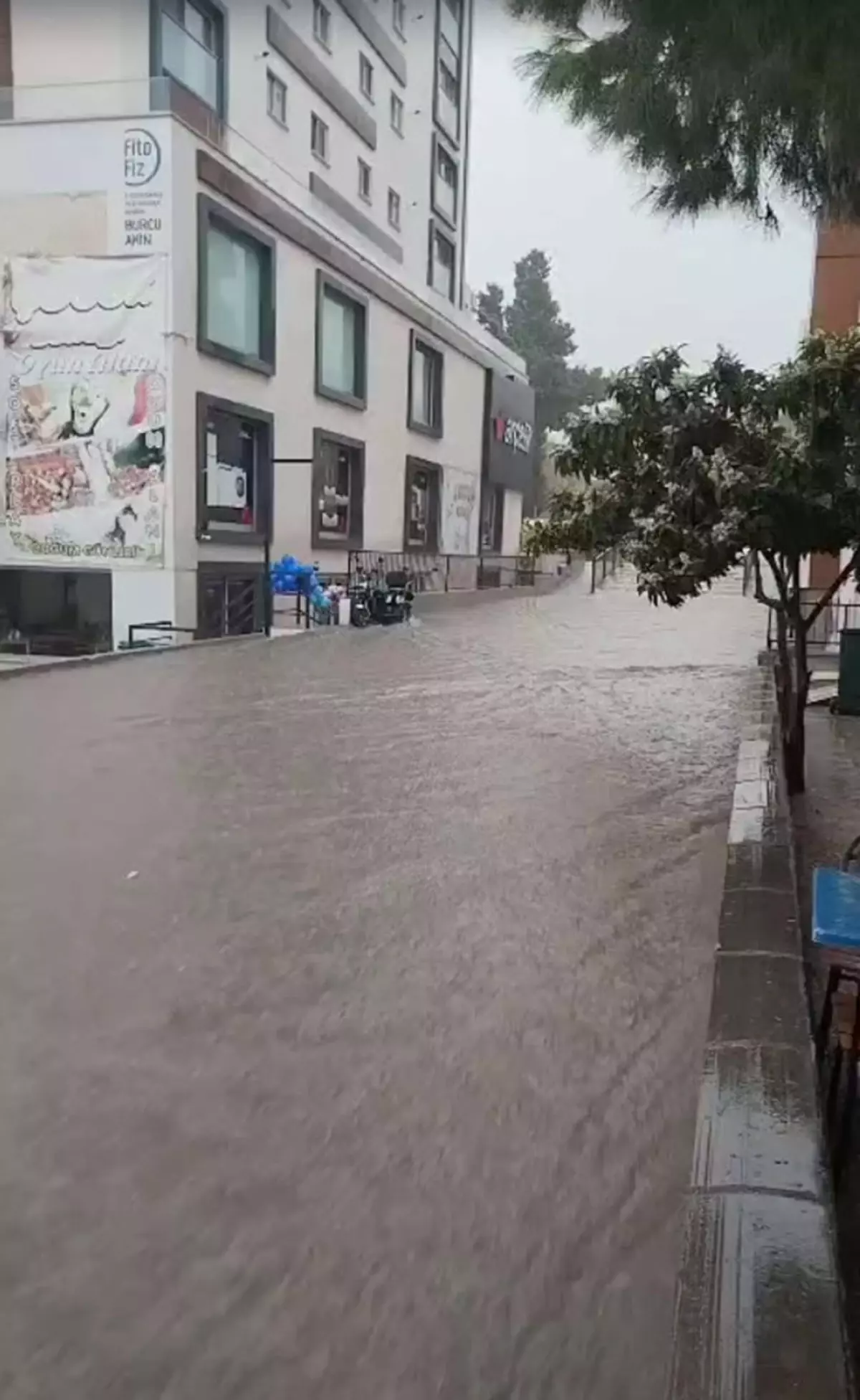 Aliağa’da Sağanak Yağış Etkili Oldu