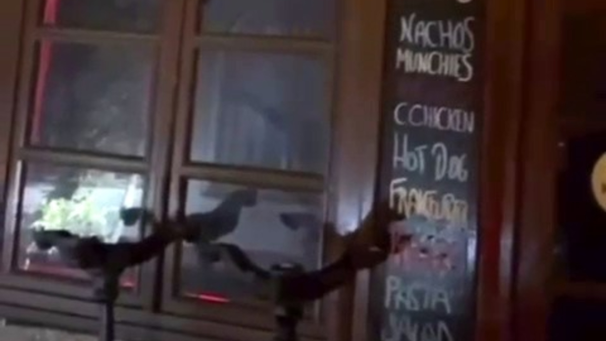 İzmir’de eğlence mekanına silahlı saldırı