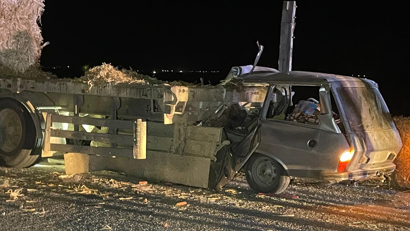 Otomobil TIR’a ok gibi saplandı: Karı-koca hayatını kaybetti