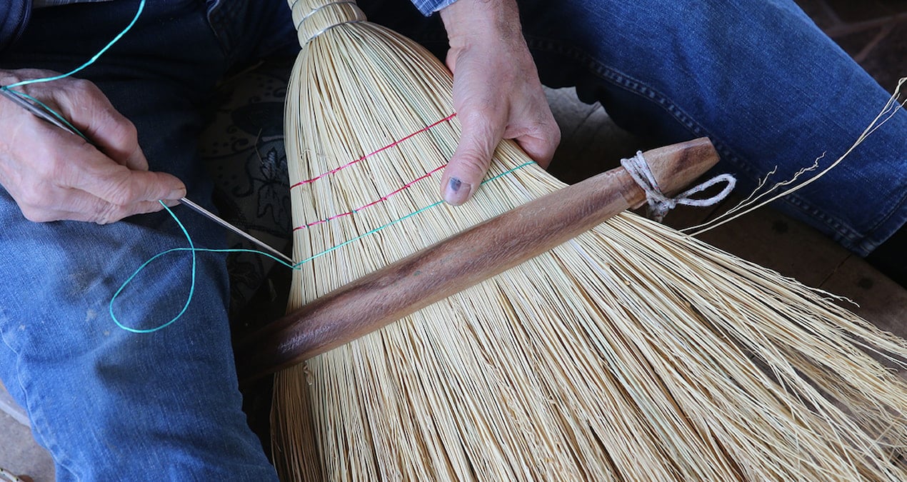 72 yıldır bu köyde süpürge yapımı gelir kapısı!