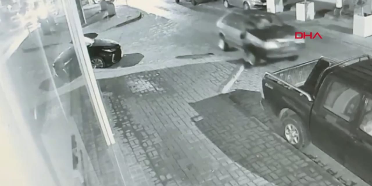 Alkollü sürücünün park halindeki araçlara çarptığı kaza kamerada