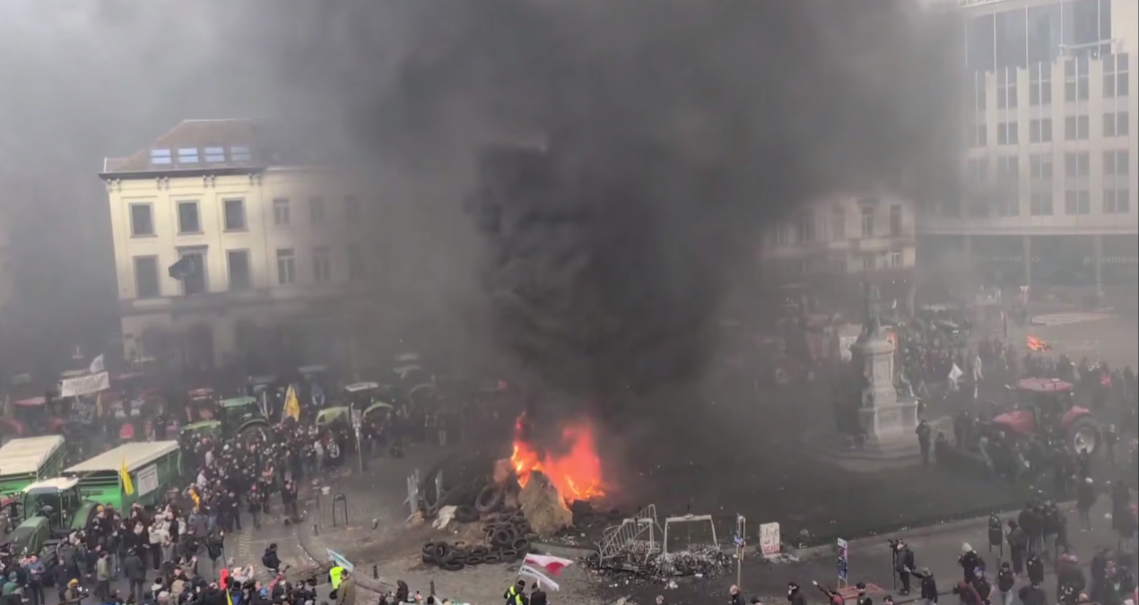 Avrupa’nın kalbinde ‘patates savaşları’: Polisin üzerine traktör sürdüler