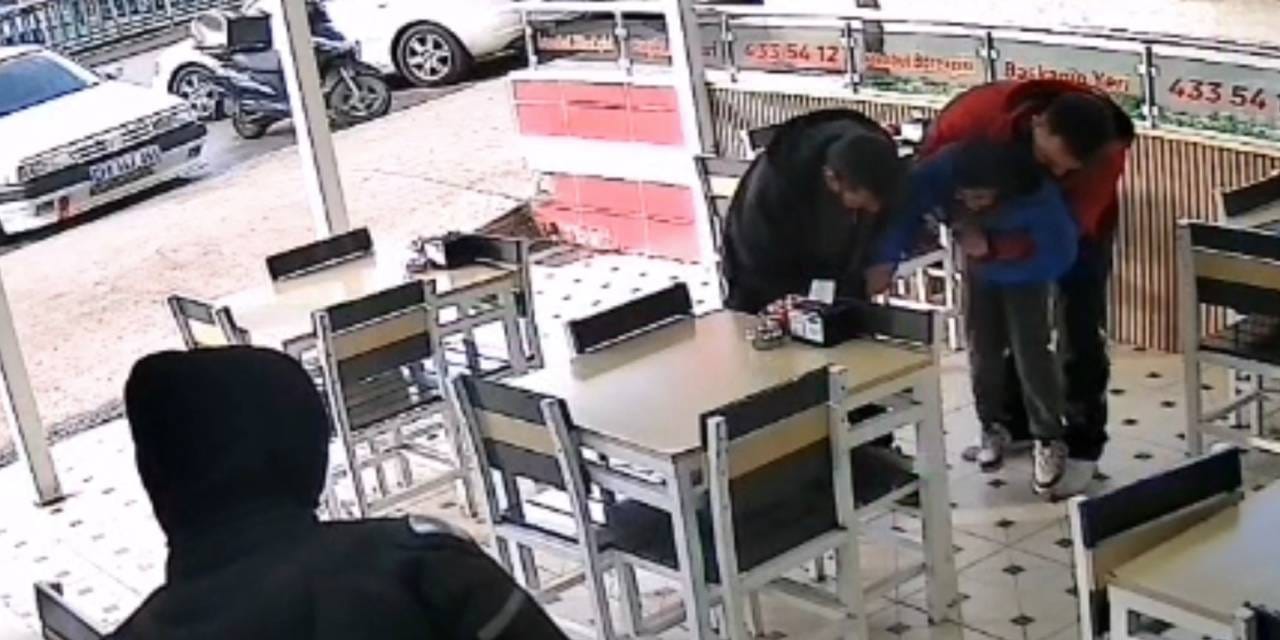 Boğazına şeker takılan çocuğu Heimlich manevrasıyla kurtardı: O anlar kamerada