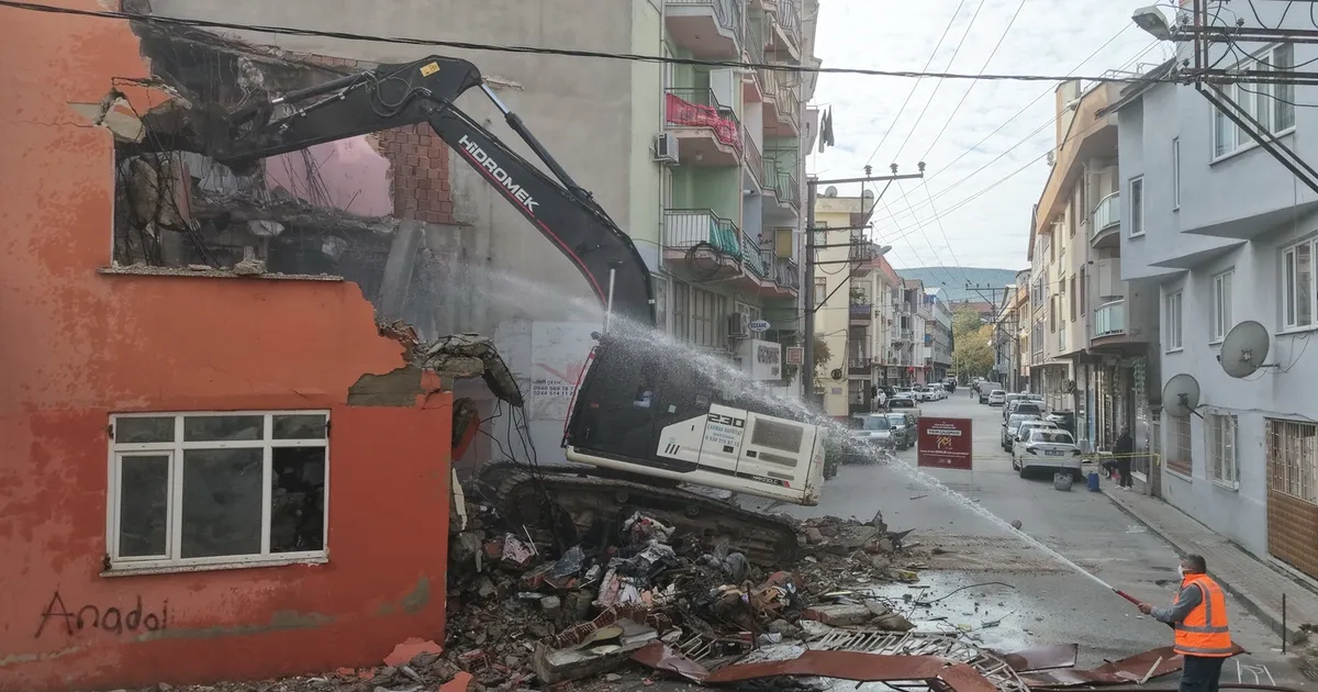 Bursa Gemlik’te güvenli kent için metruk bina yıkımları sürüyor