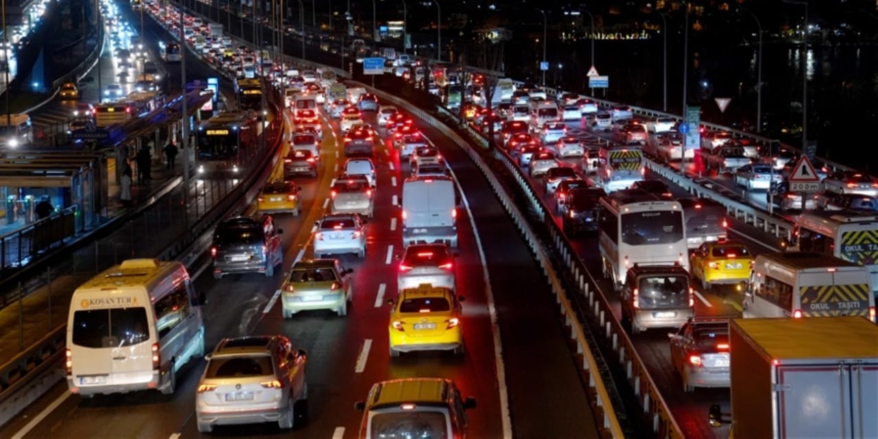 İstanbul’da yollar kilitlendi! Trafik yoğunluğu yüzde 90