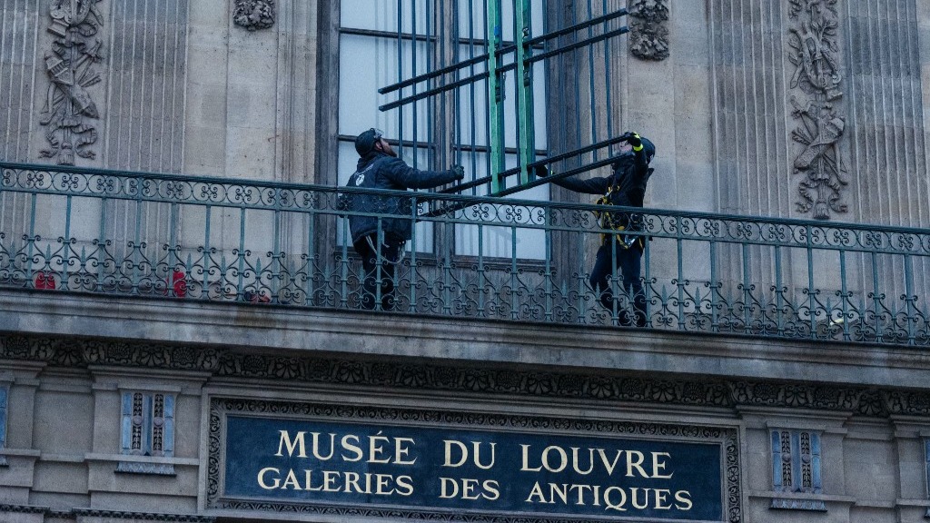 Louvre Müzesi’nde demir parmaklık dönemi