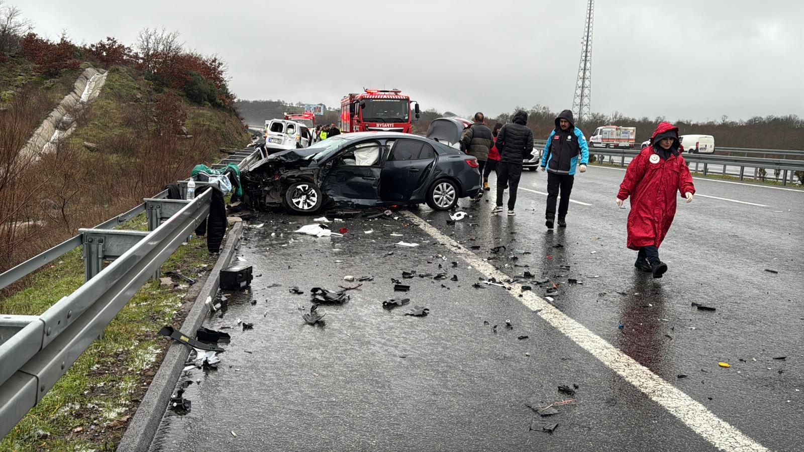 İstanbul-İzmir yolunda zincirleme kaza. 12 aracın karıştığı kazada 1 kişi öldü