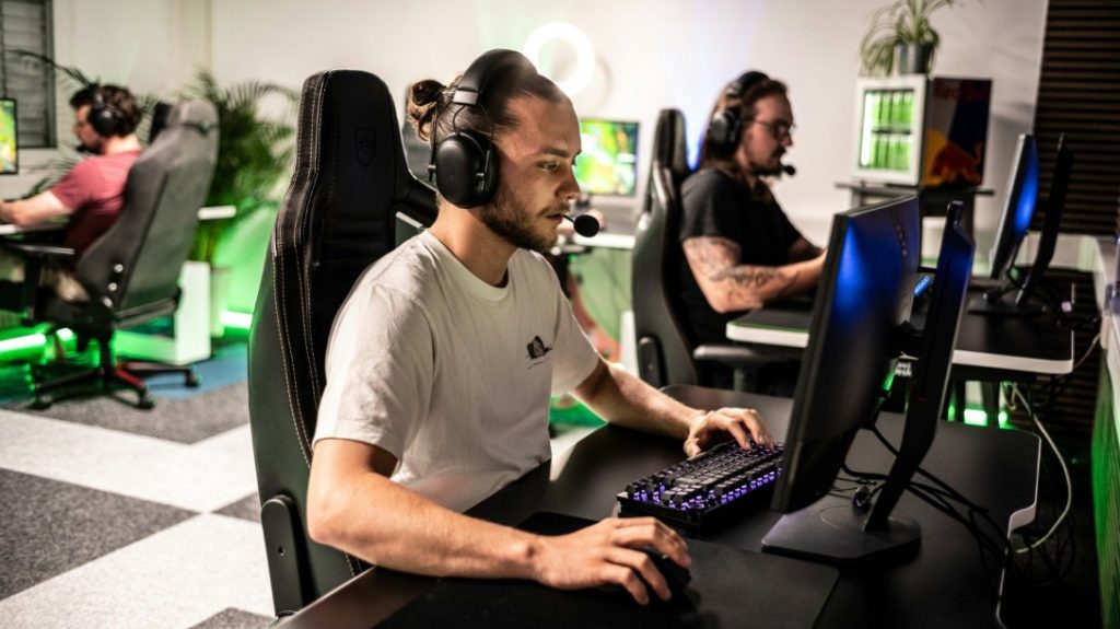 Yapay Zeka e-Spor Koçluğunu ve Oyuncu Stratejisini Nasıl Geliştiriyor