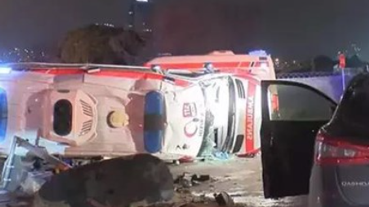 Ambulans ile cip kafa kafaya çarpıştı: 2’si sağlık personeli 3 yaralı