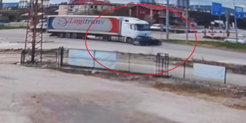 onune-kattigi-otomobili-metrelerce-surukledi-korku-dolu-anlar-kamerada-26NreEzx