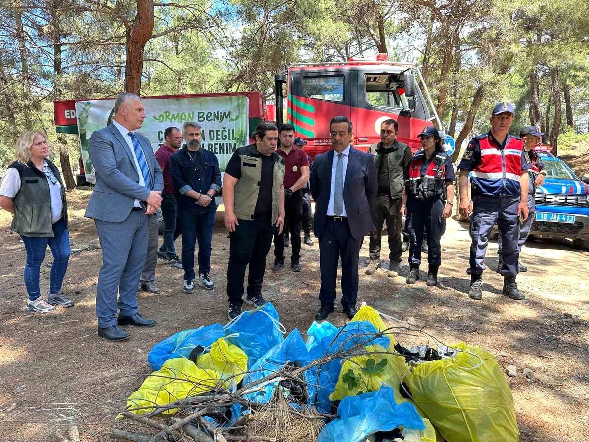 Burhaniye’de Orman Yangınlarına Karşı Farkındalık İçin Çöp Toplama Etkinliği Düzenlendi