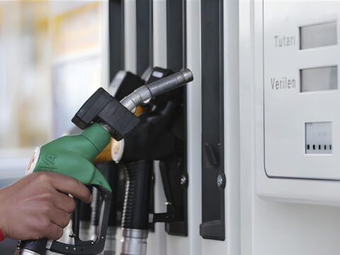 Akaryakıtta bekleyiş sürüyor: Petroldeki düşüş ceplere ne zaman yansıyacak?